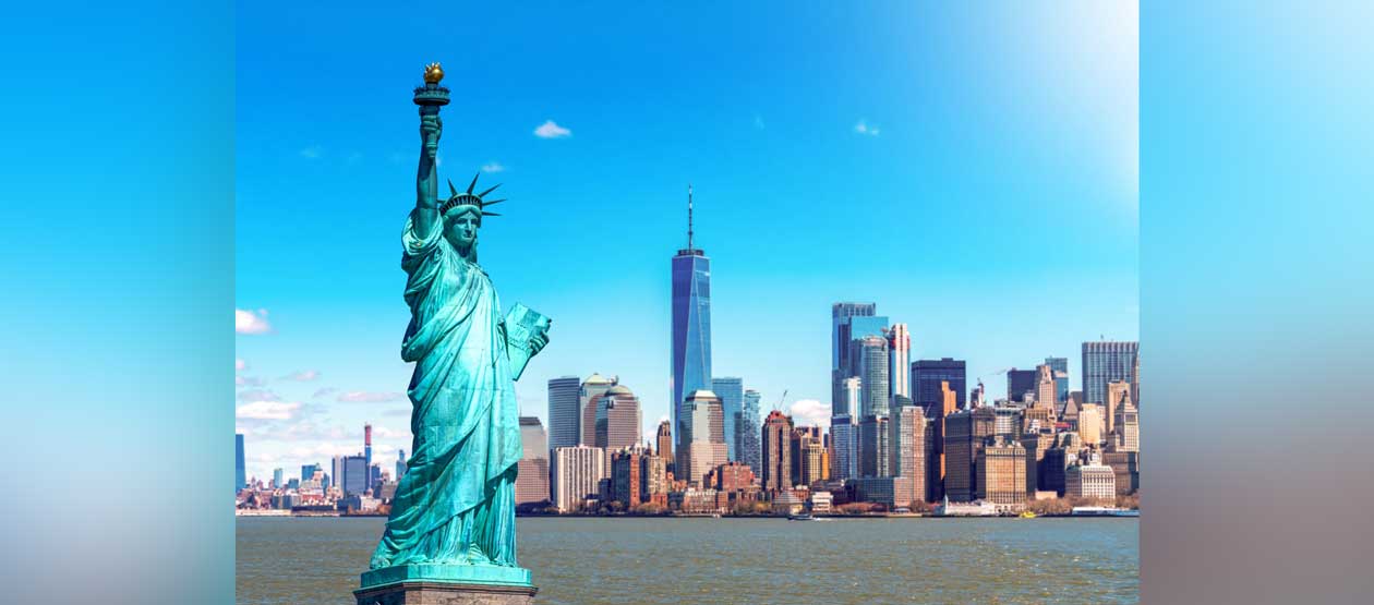 Lady Liberty with the New York City skyline and Hudson Bay in the background Lady Liberty with the New York City skyline and Hudson Bay in the background